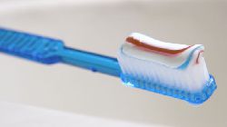 Estudio revela que algunas pastas dentales neutralizan en un 99,9 % a la COVID-19 en dos minutos